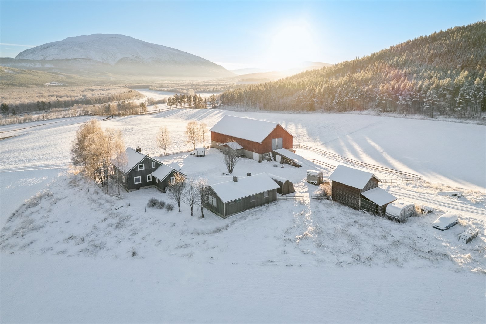 Her er det meget gode sol- og utsiktsforhold, med fritt utsyn mot Glomma og Tronfjell. Galleribilde