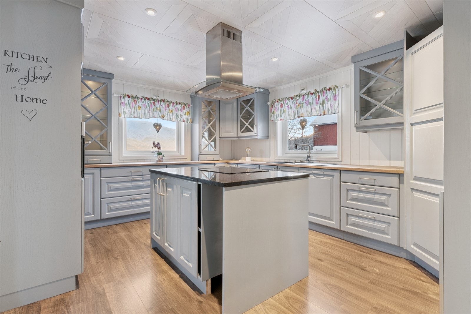 Kjøkkenet ble fullstendig rehabilitert i 2018 og har en innholdsrik innredning med en praktisk kjøkkenøy. Galleribilde