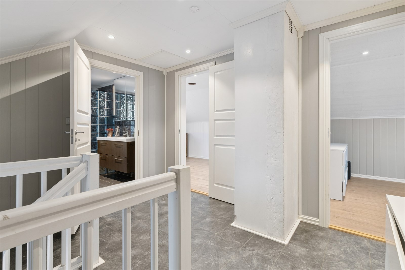 En malt tretrapp fører opp til en gang i andre etasje. Hele etasjen har vannbåren gulvvarme. Galleribilde