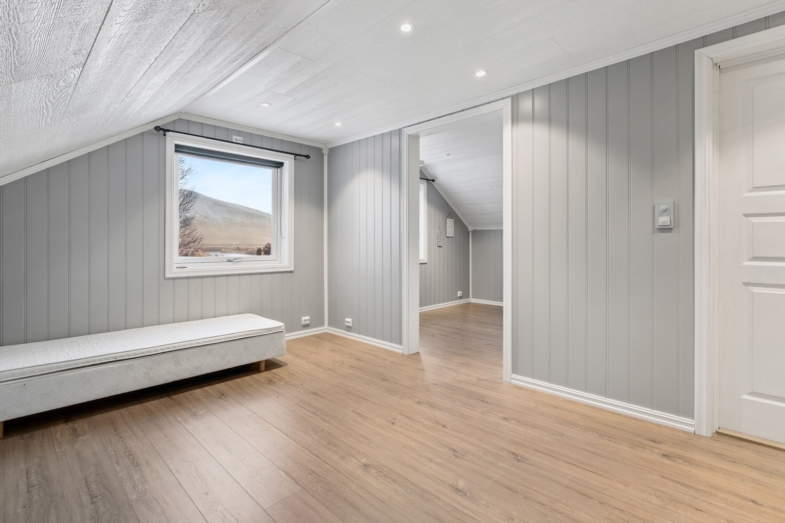 Det ene soverommet er en sammenslåing av to tidligere rom, noe som gir ekstra god plass. Galleribilde