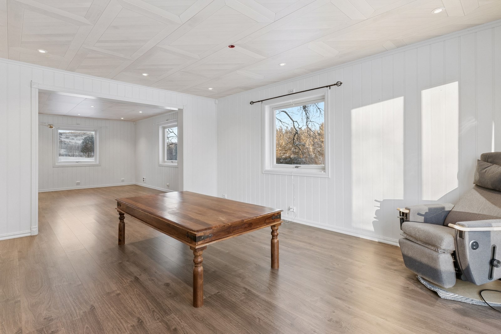 Rommene har laminatgulv med vannbåren varme og malte panelplater på veggene. Galleribilde