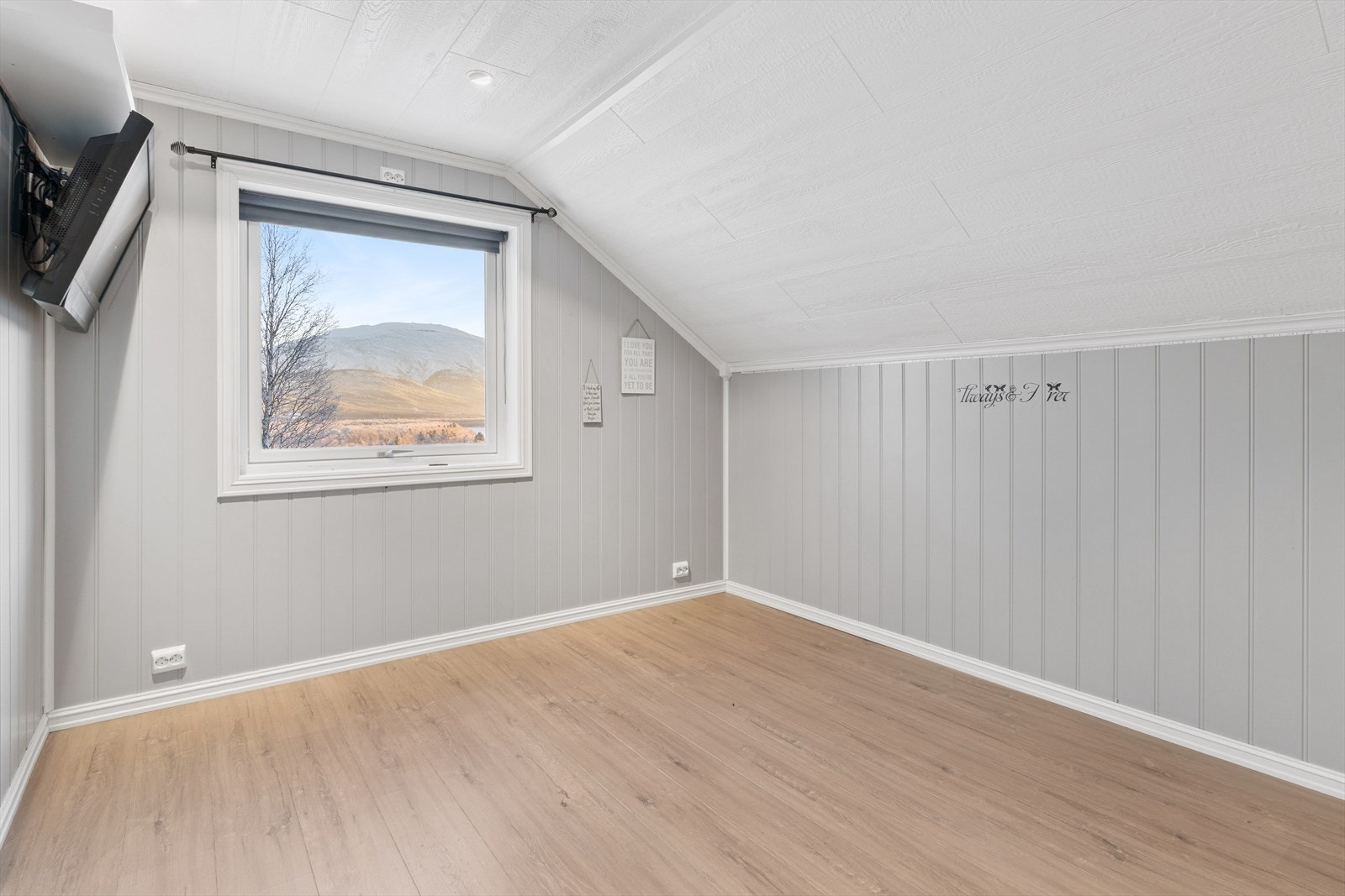 Alle vegger i boligen er etterisolert, og vinduene er fra 1997 og 2016. Galleribilde