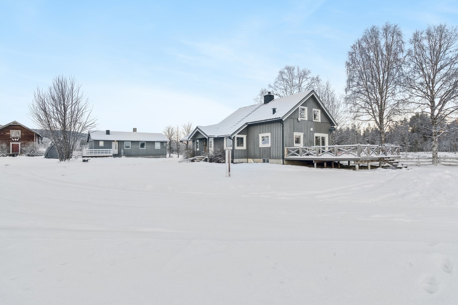 Tomten er pent opparbeidet med et beregnet areal på 4994 m², og består av et generelt flatt tun med plen og gruset gårdsplass. Galleribilde