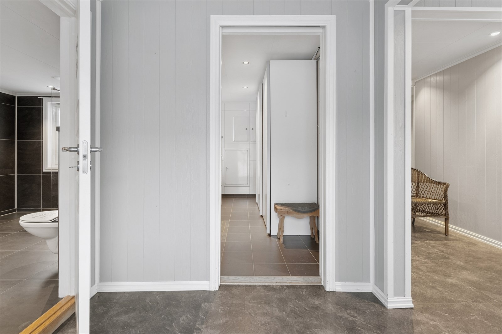 I denne delen av første etasje finner man bad og vaskerom, adskilt fra de sosiale sonene Galleribilde