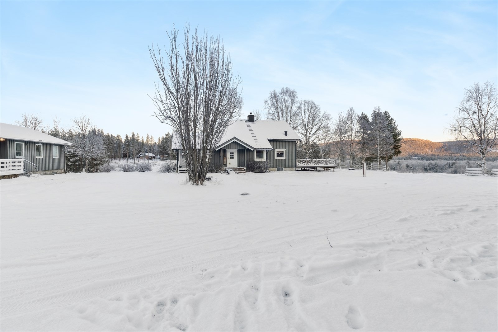 Hovedhuset sett fra avstand, med kårboligen til venstre i bildet. Galleribilde