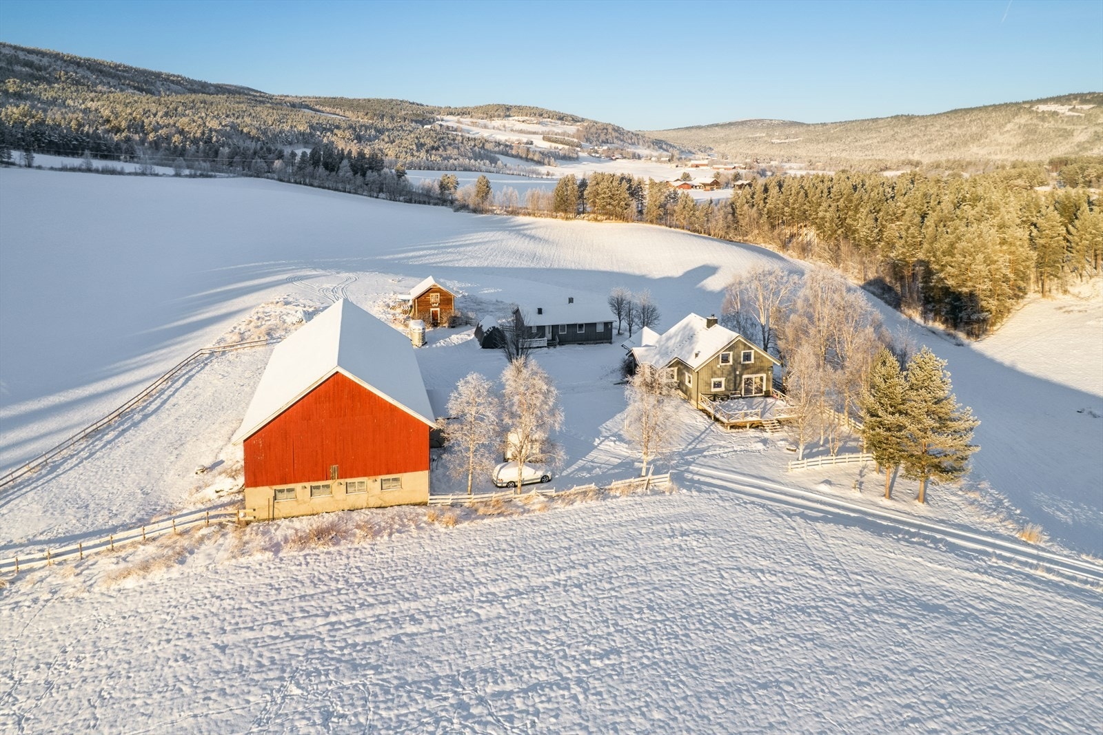 Tunet består av en oppgradert hovedbolig, kårbolig, låve og stabbur. Galleribilde