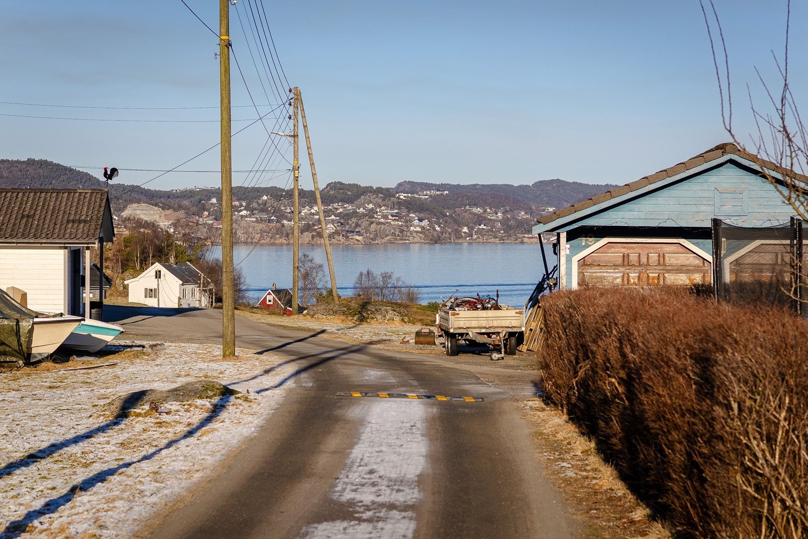Fra boligen er det utsikt mot sjø. Galleribilde
