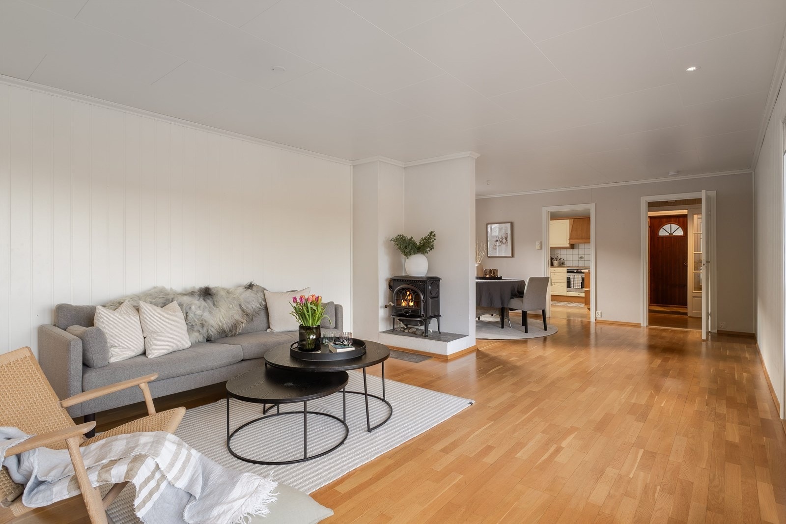 Stuen er romslig og har fin planløsning som gjør det enkelt å møblere i ulike soner. Galleribilde