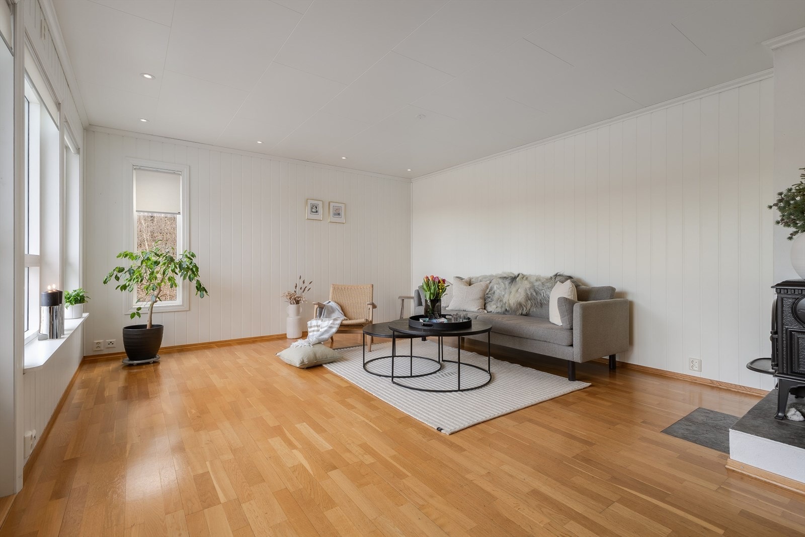 Stuen er av god størrelse og har spotter i taket. Galleribilde