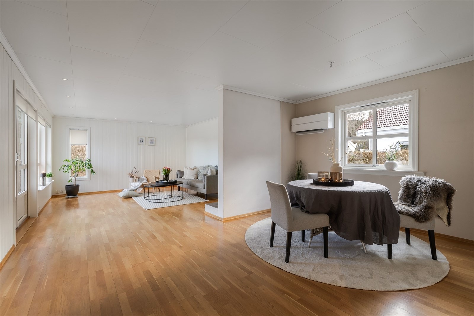 God spiseplass i stuen. Montert varmepumpe. Galleribilde