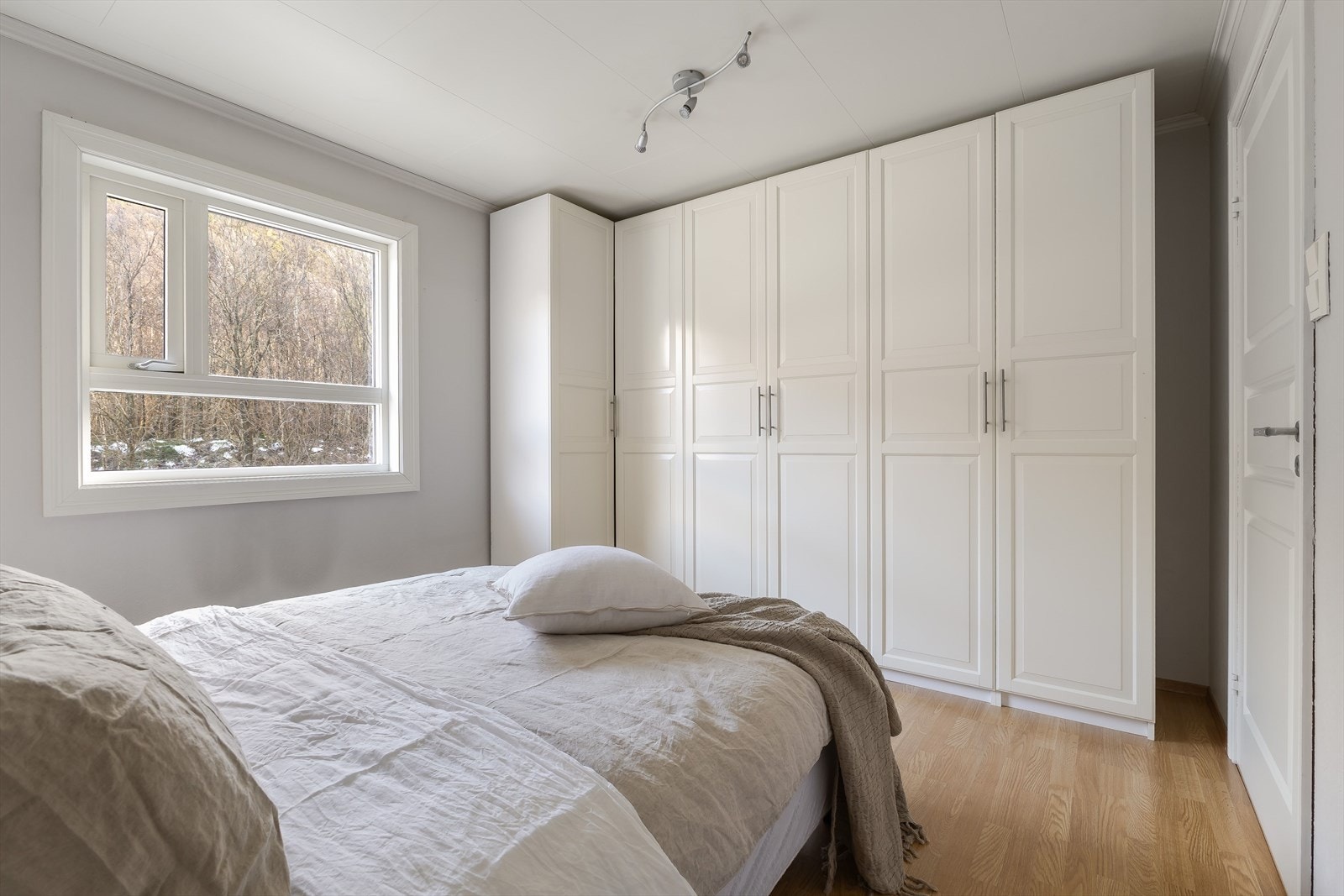 Lyst og romslig soverom Galleribilde