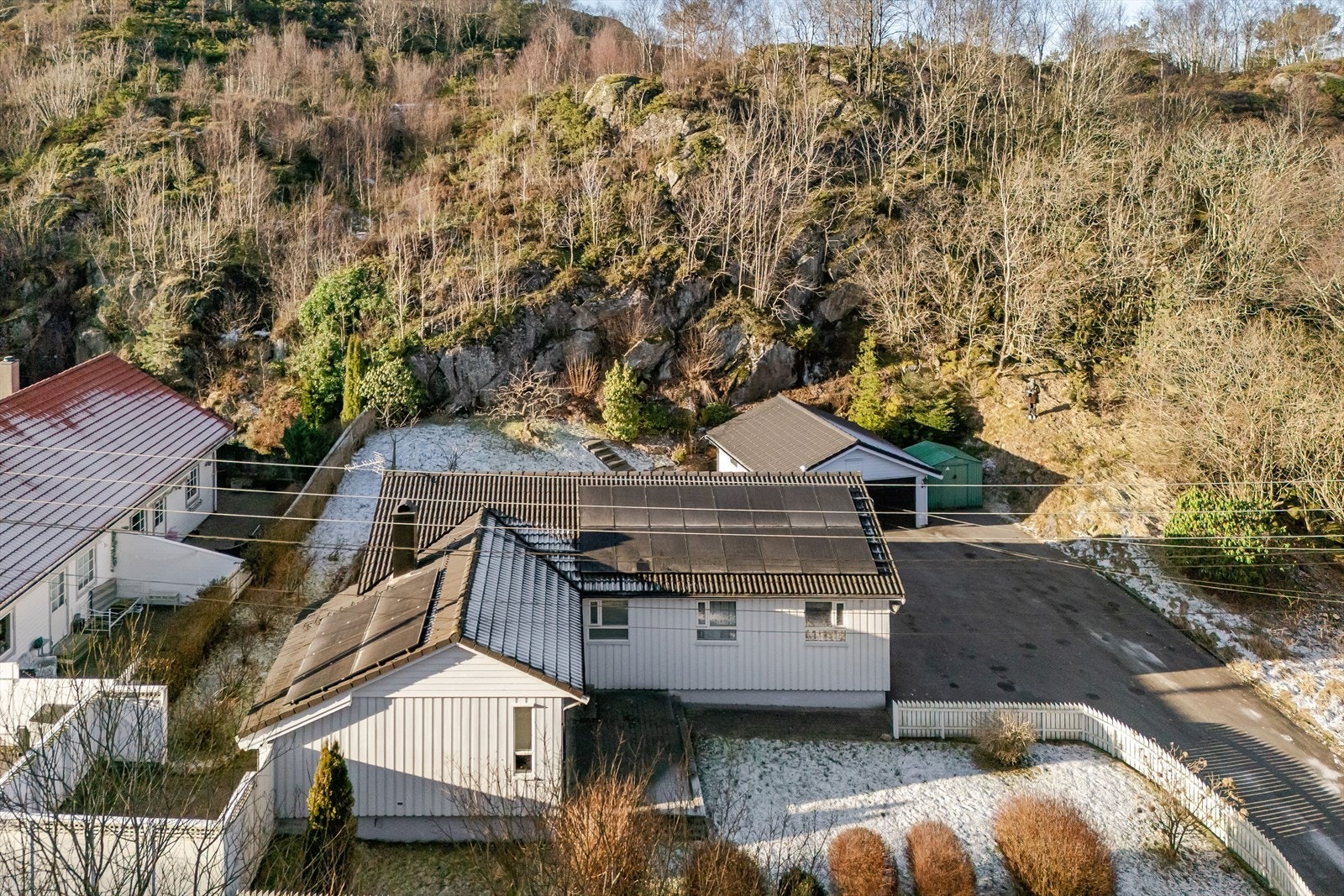 Det er montert solcellepanel som gir ca 28 000 kwh. Drifte Elbillader f.eks. Galleribilde