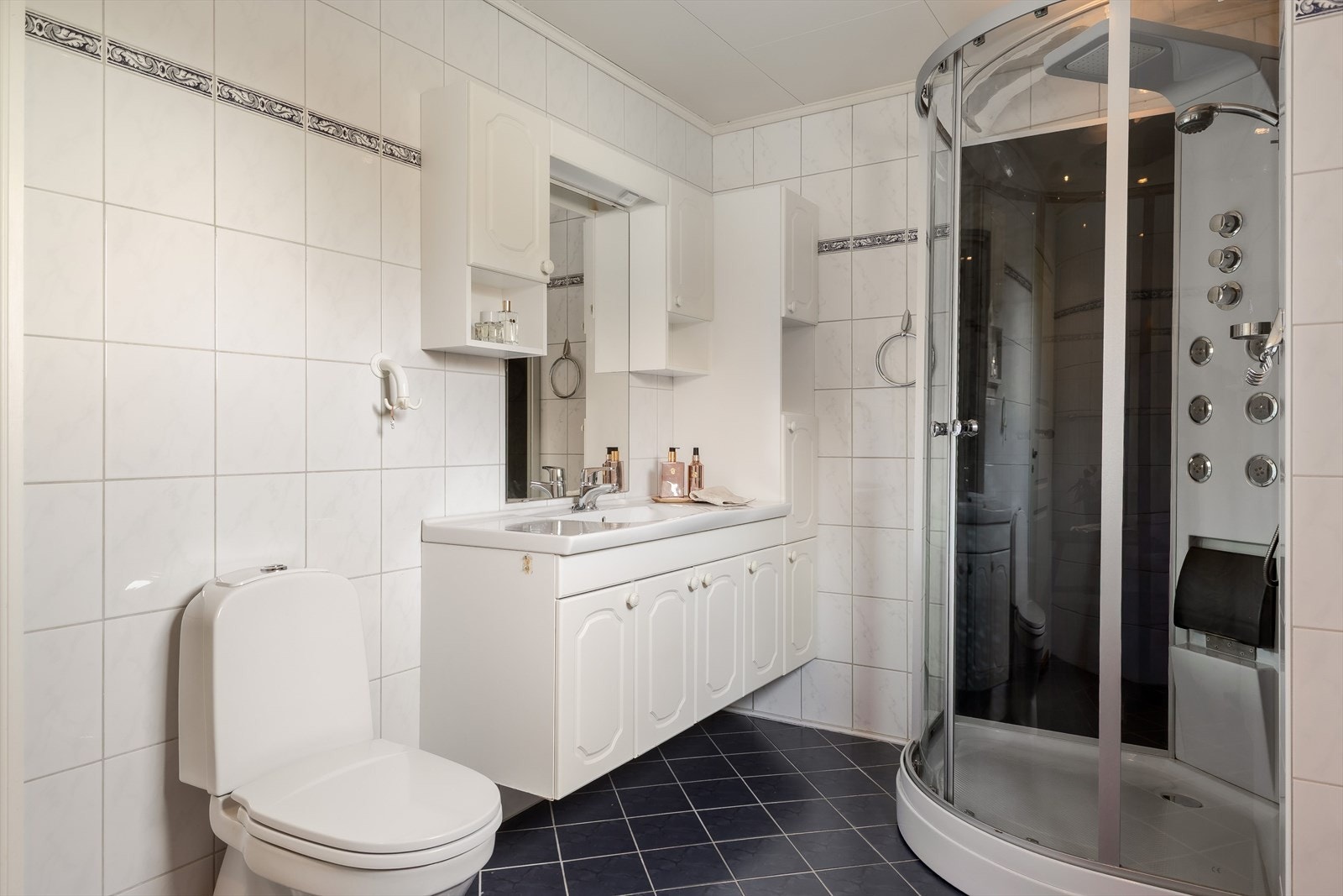 Bad med dusjkabinett Galleribilde