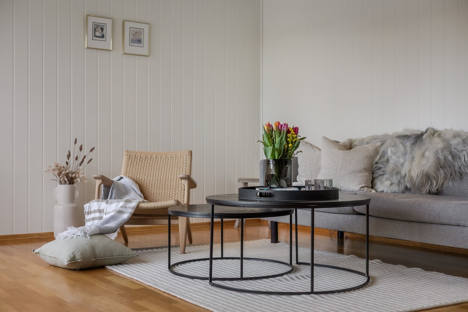 Stuen er romslig med fine soner. Galleribilde