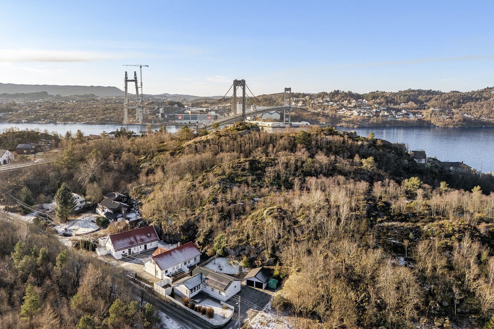 Her ser man byggingen av nye Sotrabroen som kommer lengre unna enn den eksisterende. Galleribilde