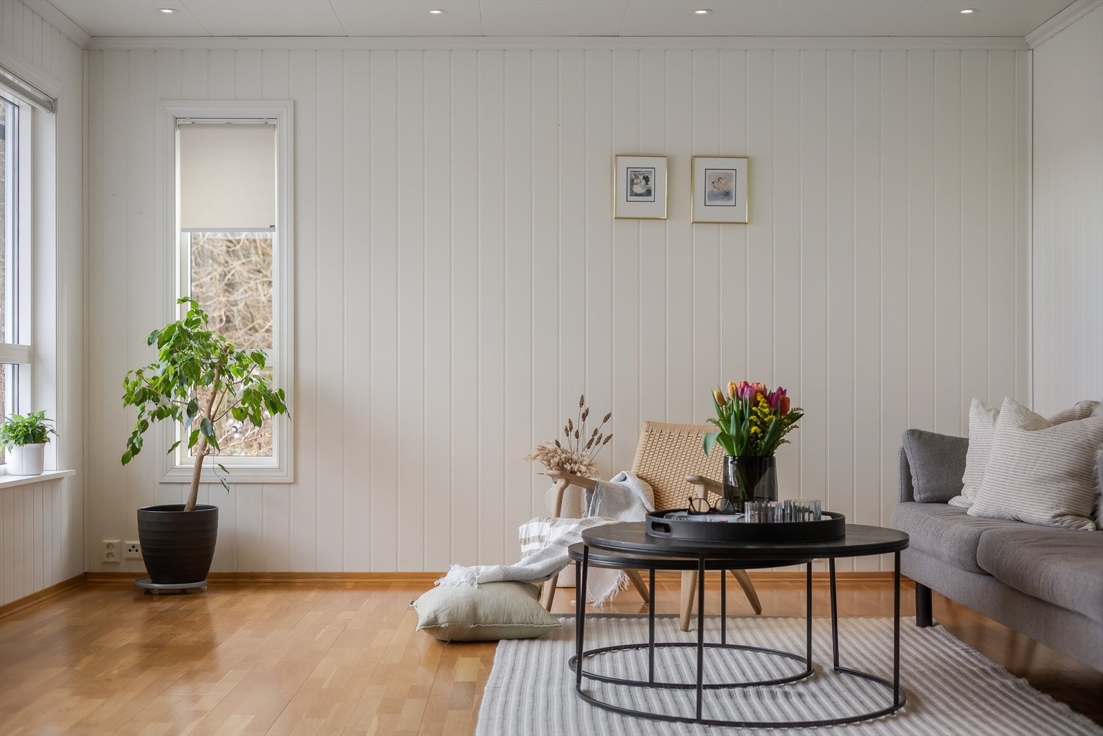 Lys stue i tidløs farge. Fremtrer som godt vedlikeholdt. Galleribilde