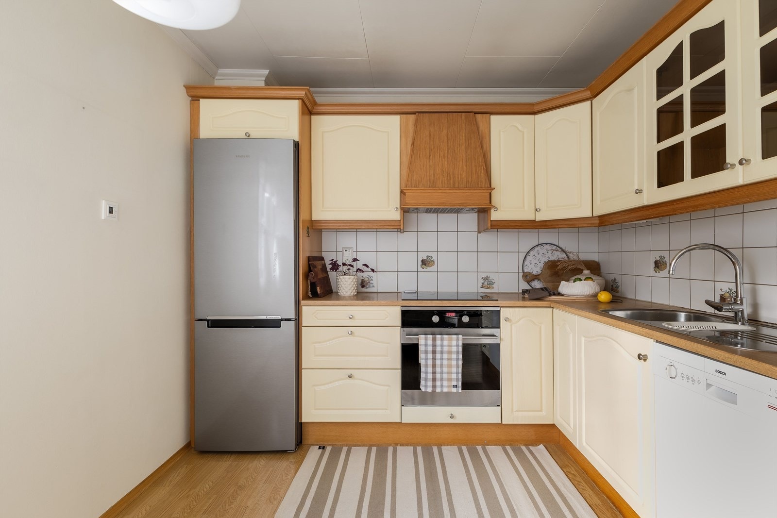 Stort og innholdsrikt kjøkken Galleribilde