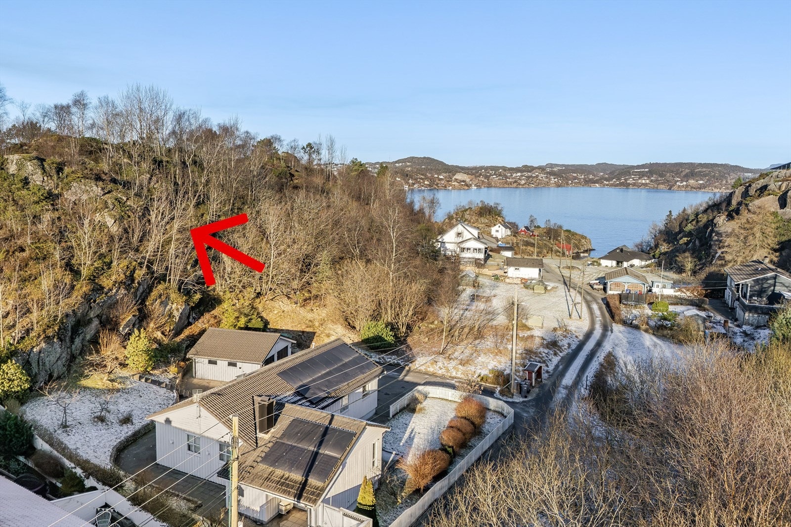 Flott enebolig med stor tomt på ca 2 mål. Stor del av tomten er oppå høyden. Galleribilde