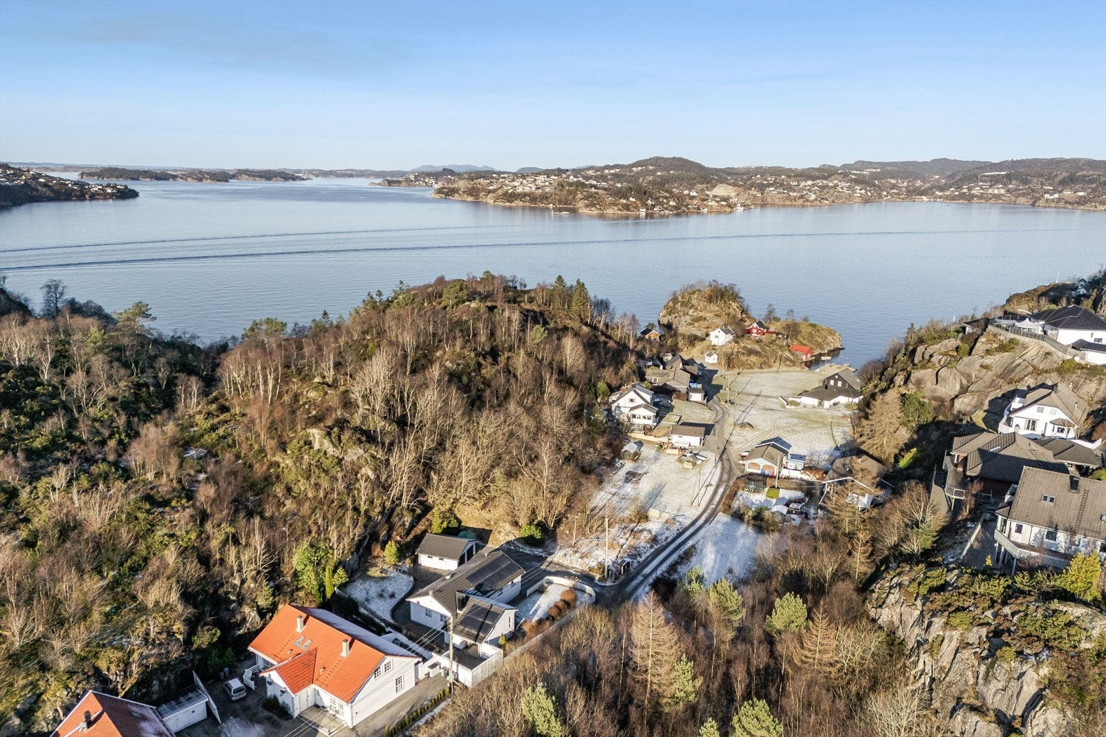Ref. basiskart så ser man den store tomten, da på oversiden av huset. Utsiktstomt. Galleribilde