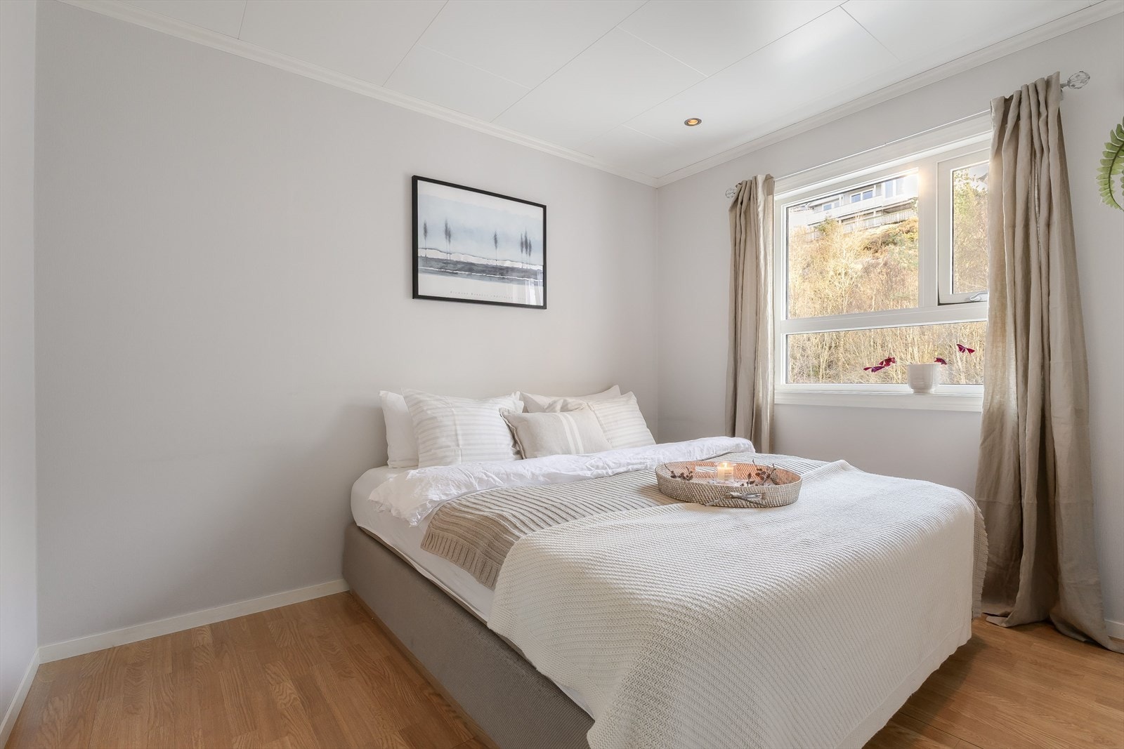 Lyst og pent soverom Galleribilde