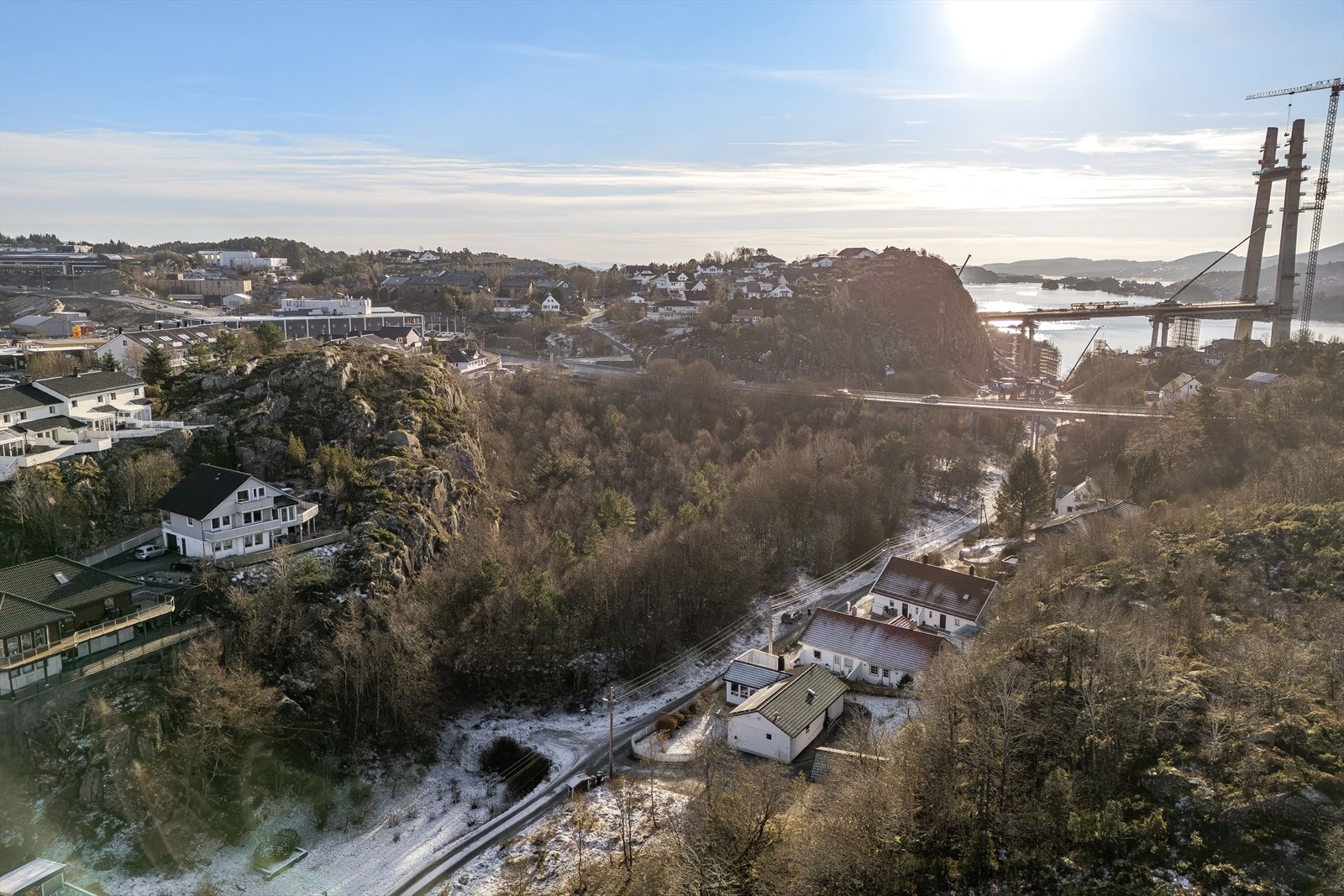 Boligen ligger i rolig blindvei. Kort avstand til kjøpesenter, buss, skole etc. Galleribilde