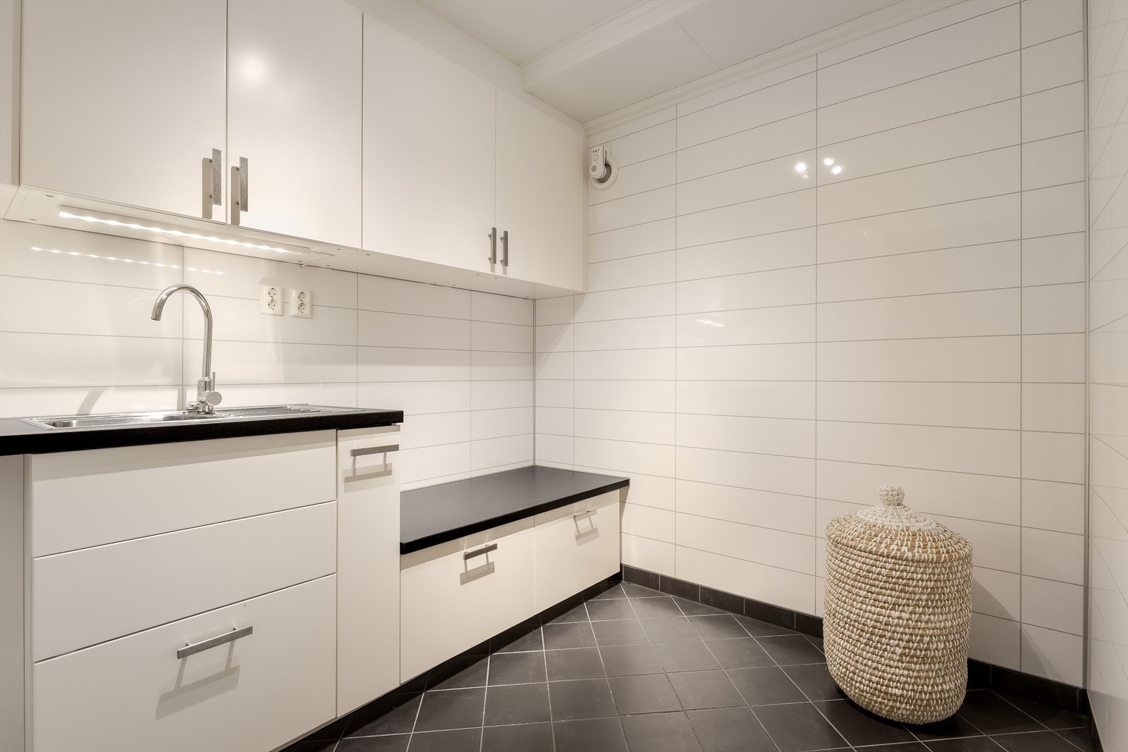 Vaskerom med gode oppbevaringsmuligheter Galleribilde