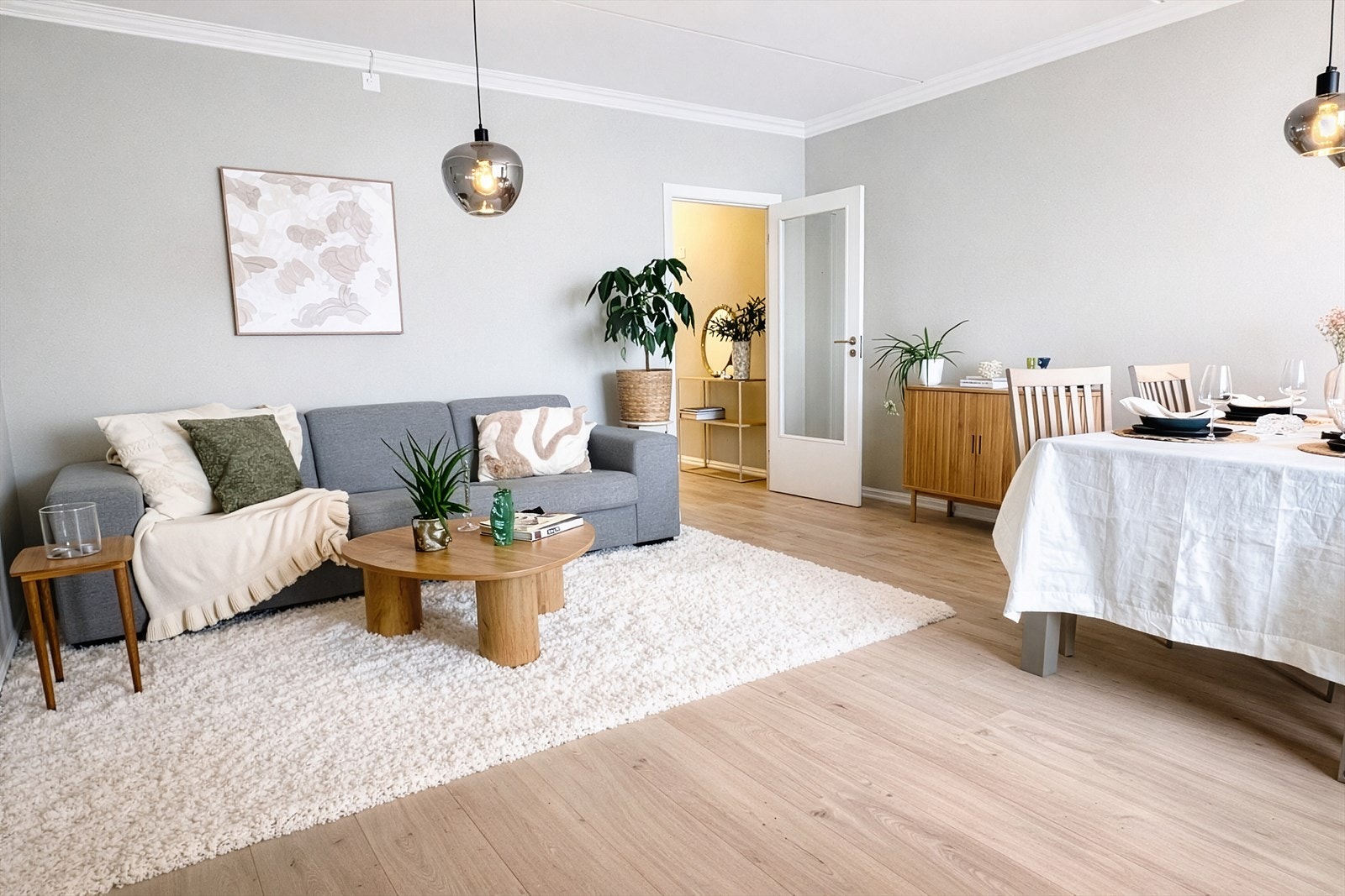 Stuen oppleves luftig og innbydende, med naturlig lysinnslipp som skaper en varm atmosfære. Galleribilde