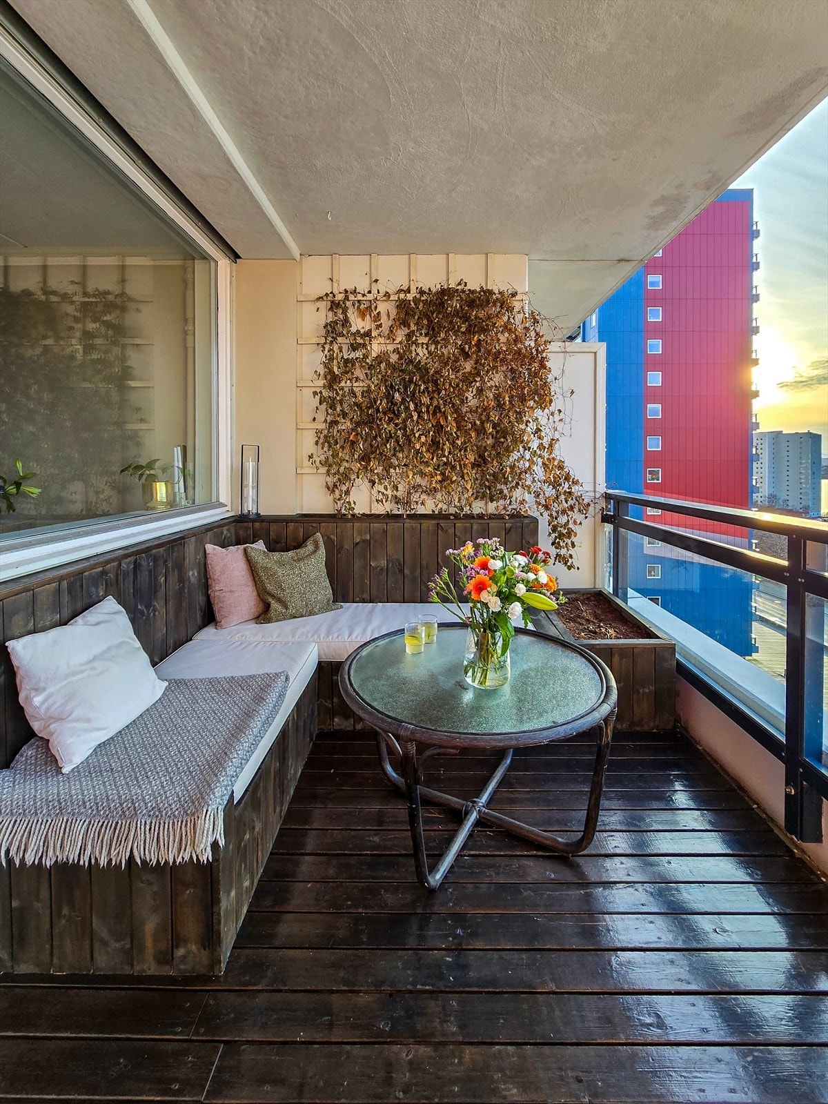 Fra stuen er det utgang til en 10,9 m² balkong med plass til sittegruppe og grill, perfekt for lange sommerdager og rolige morgenkaffer. Arealet inkl. også en bod. Galleribilde