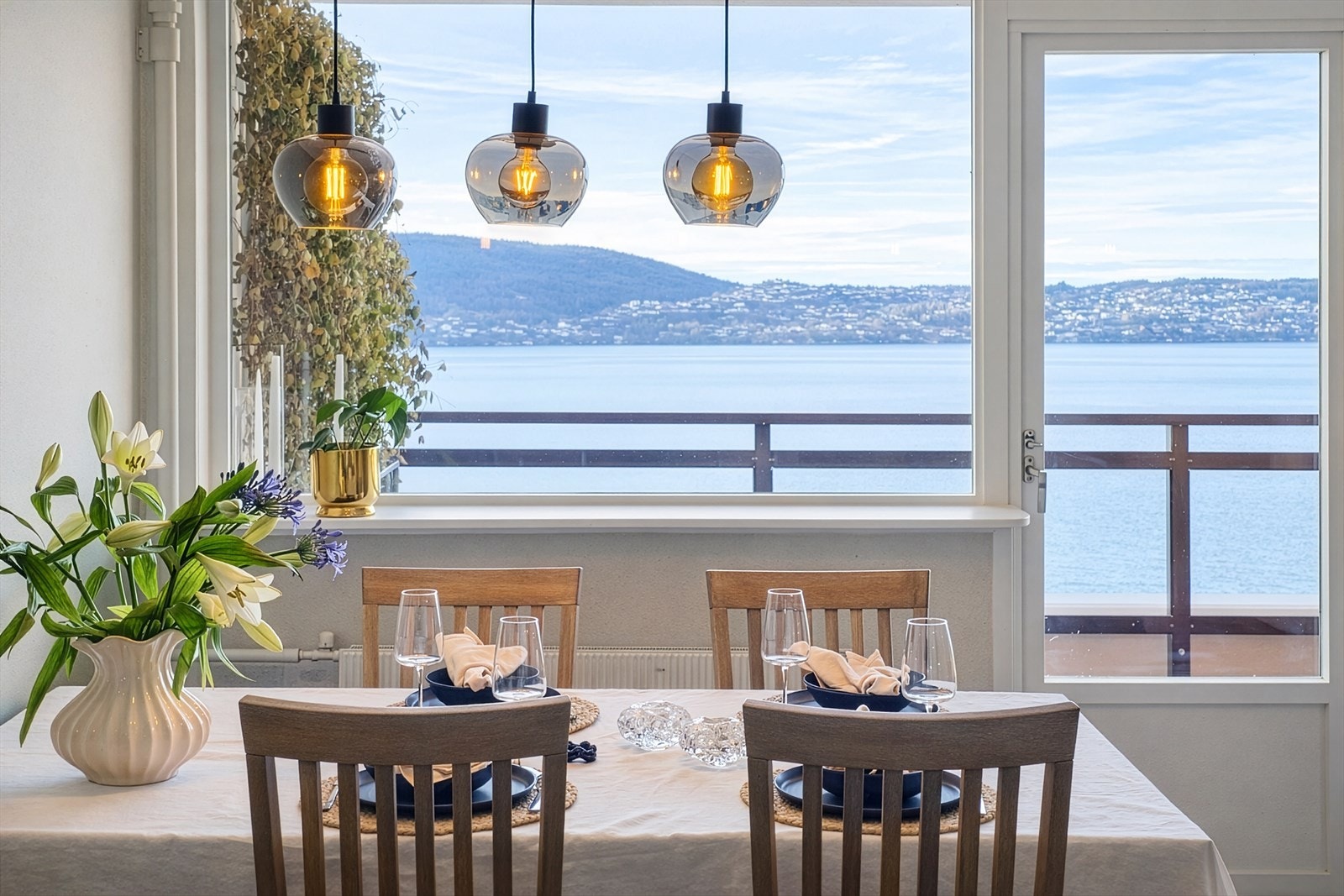 Her er det plass til både sofagruppe og spisebord, perfekt for både hverdag og gjester. Galleribilde