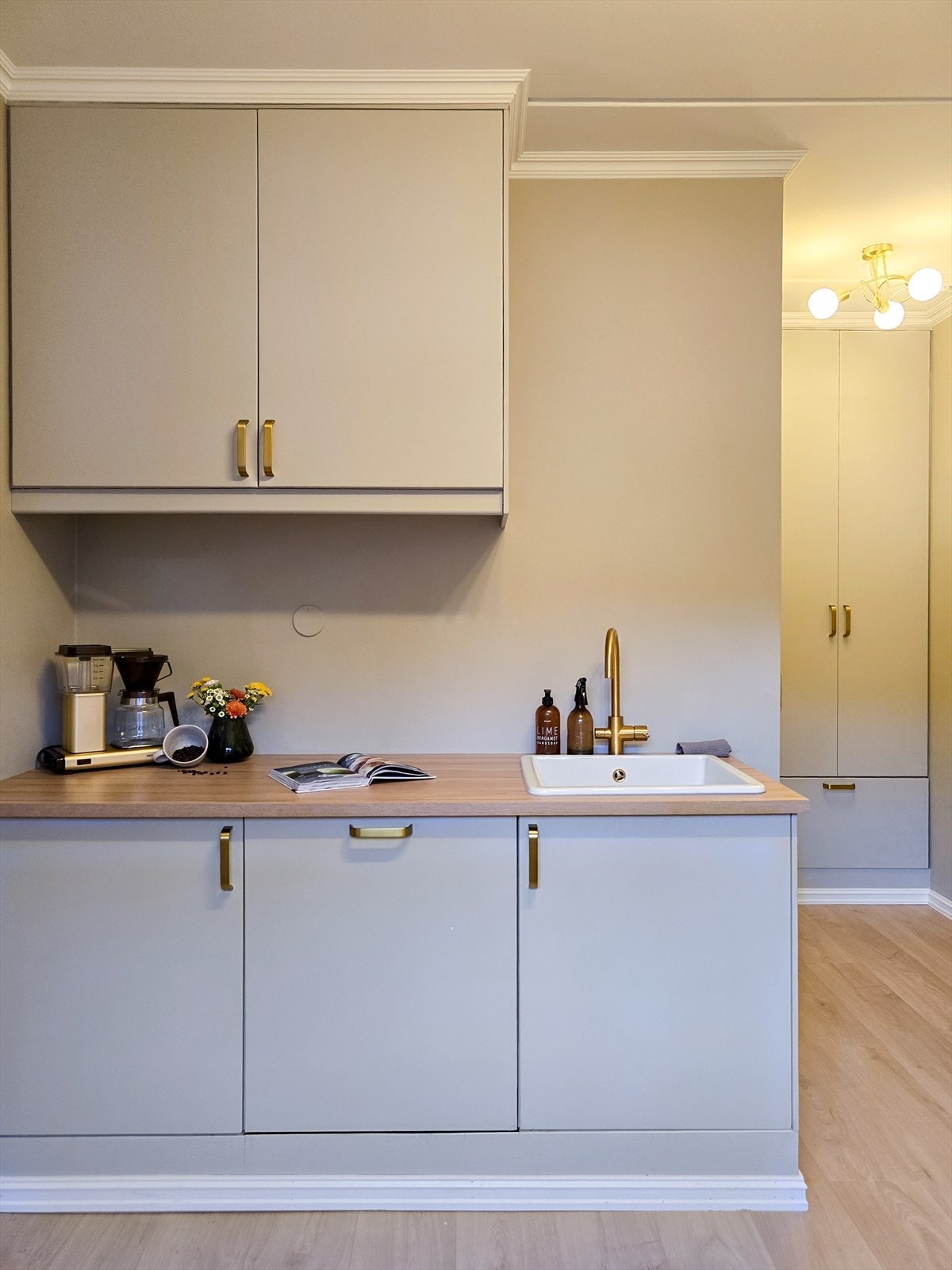 Et stilrent uttrykk kombinert med funksjonelle løsninger gjør dette til et rom du virkelig vil trives i. Galleribilde