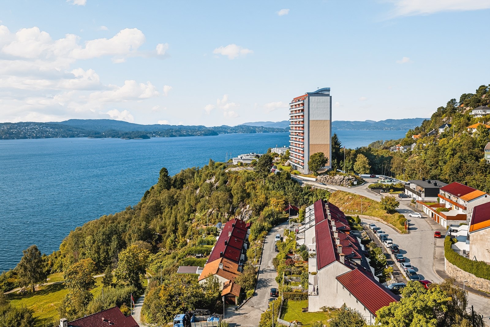 Utsikt mot Nord. Midtsommers skinner solen til den ga r ned i havet. Ca. 23.15. Galleribilde