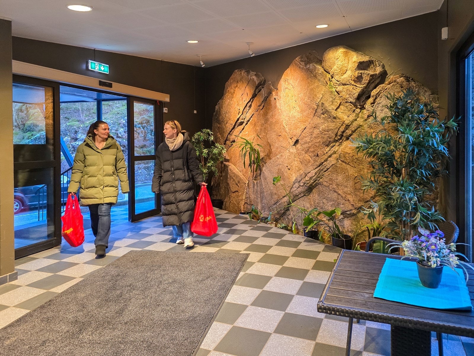 Bygget har heis, noe som gir enkel og komfortabel adkomst til leiligheten i 4. etasje. En praktisk løsning i hverdagen spesielt etter ukeshandelen. Galleribilde