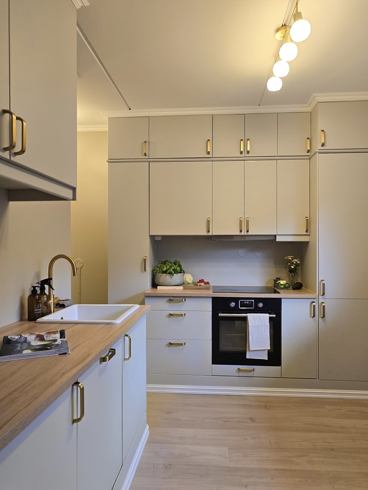 Her er det valgt slitesterk laminat benkeplate og praktiske overflater som tåler hverdagsbruk. Et kjøkken som kombinerer estetikk og holdbarhet på en smart måte. Galleribilde