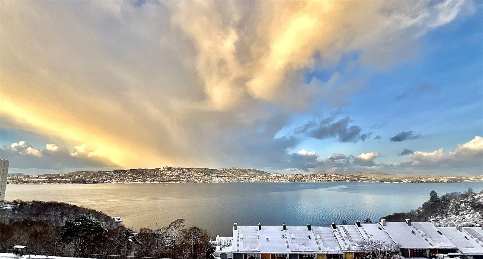 Fantastisk utsikt fra altanen over et nydelig nabolag. Galleribilde