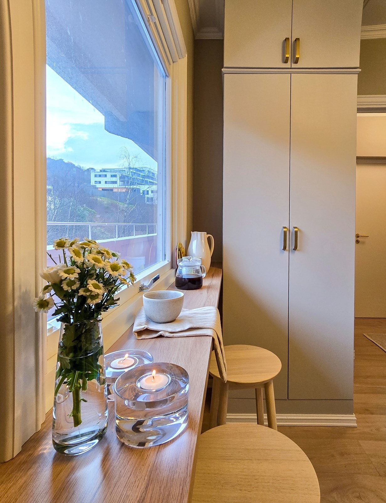 Fra kjøkkenvinduet har man også flott utsikt, samt morgensolen. Galleribilde