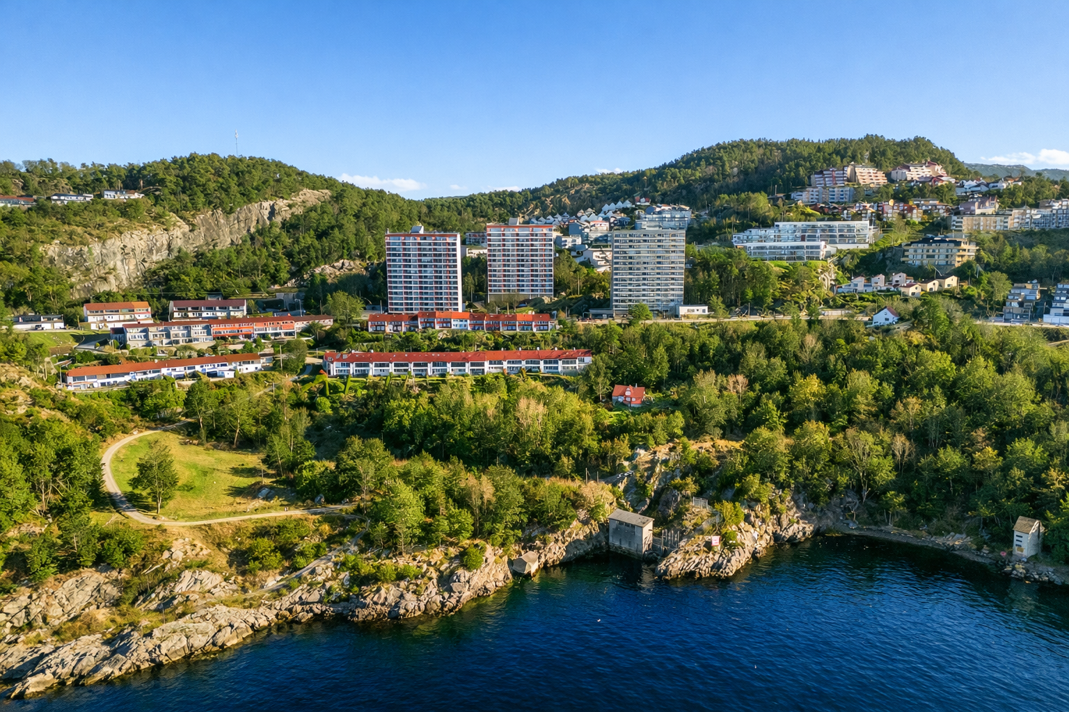 Man har også fantastiske Lønborg friluftsområde og kort vei til Hellen festning hvor man kan ta turen videre i mangfoldige turløyper. Galleribilde