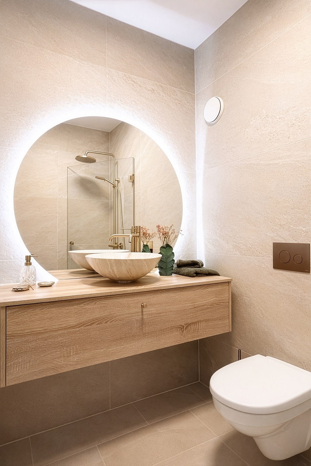 Vegghengt toalett og servant med skuffeløsning gir et elegant og ryddig preg. Galleribilde