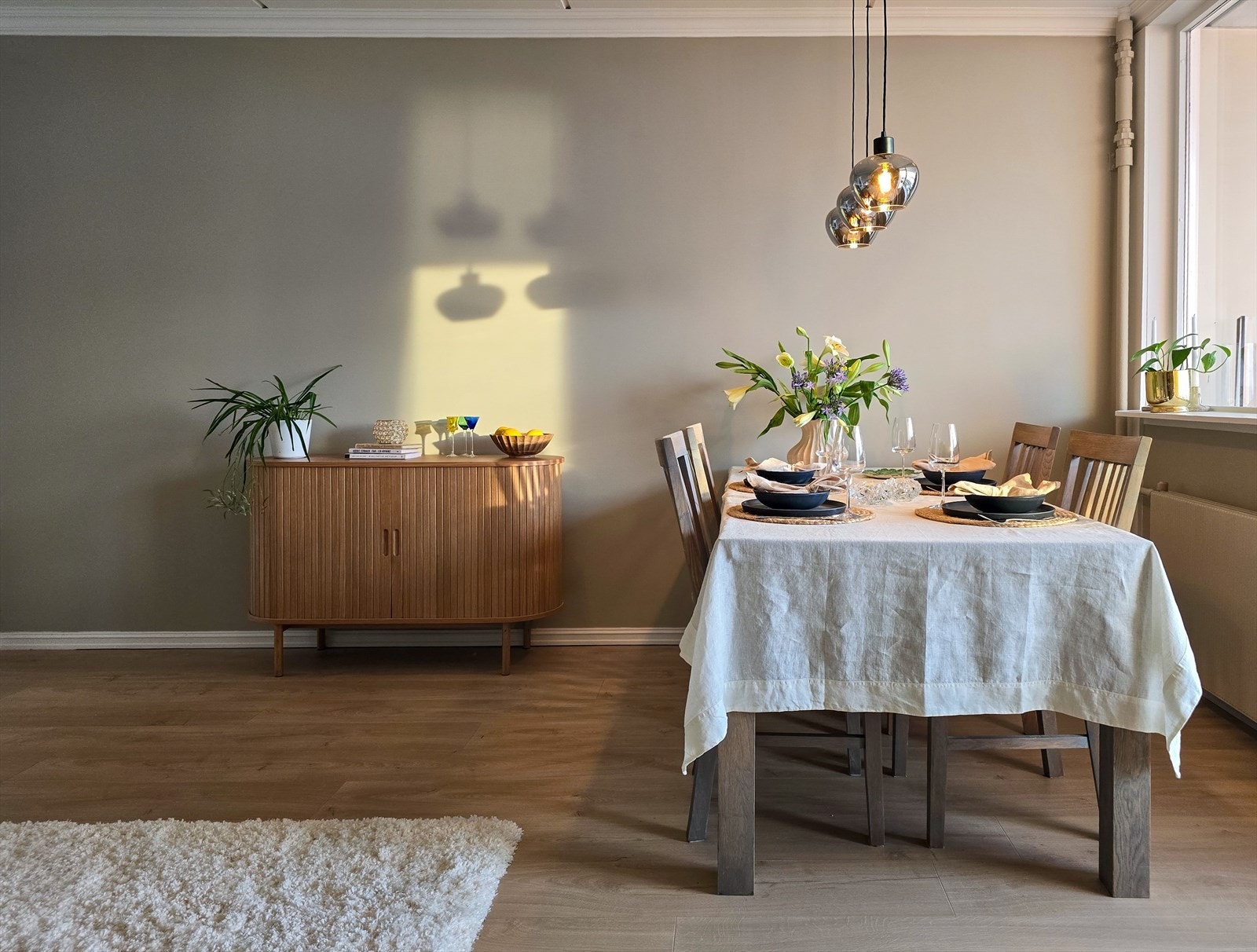 Det er lagt delikat en-stavs på gulv, som forøvrig er gjennomgående for hele leiligheten utenom bad. Galleribilde