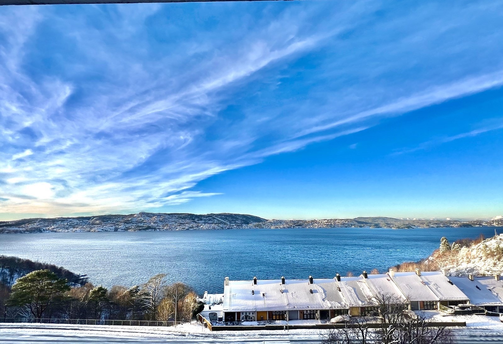 Her bor du med naturen som nærmeste nabo, med både nydelig utsikt, havet og fjellet. Galleribilde