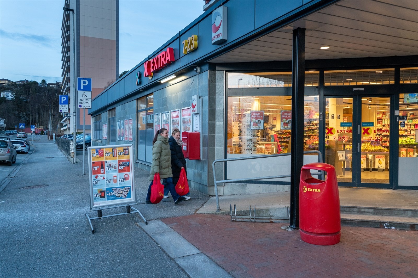 Blokken ligger sentralt til mot Helleveien med umiddelbar nærhet til busstopp og nærbutikk. Galleribilde