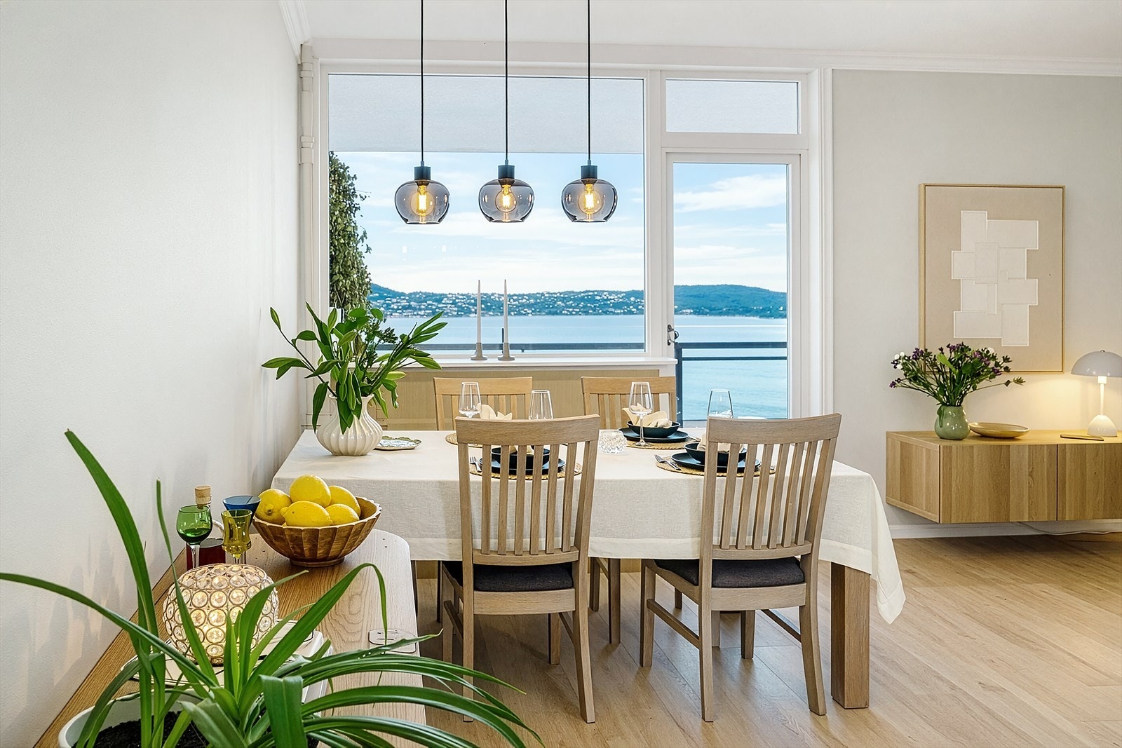 Med direkte utgang til balkong på 10,9 m² får stuen en ekstra dimensjon. Galleribilde