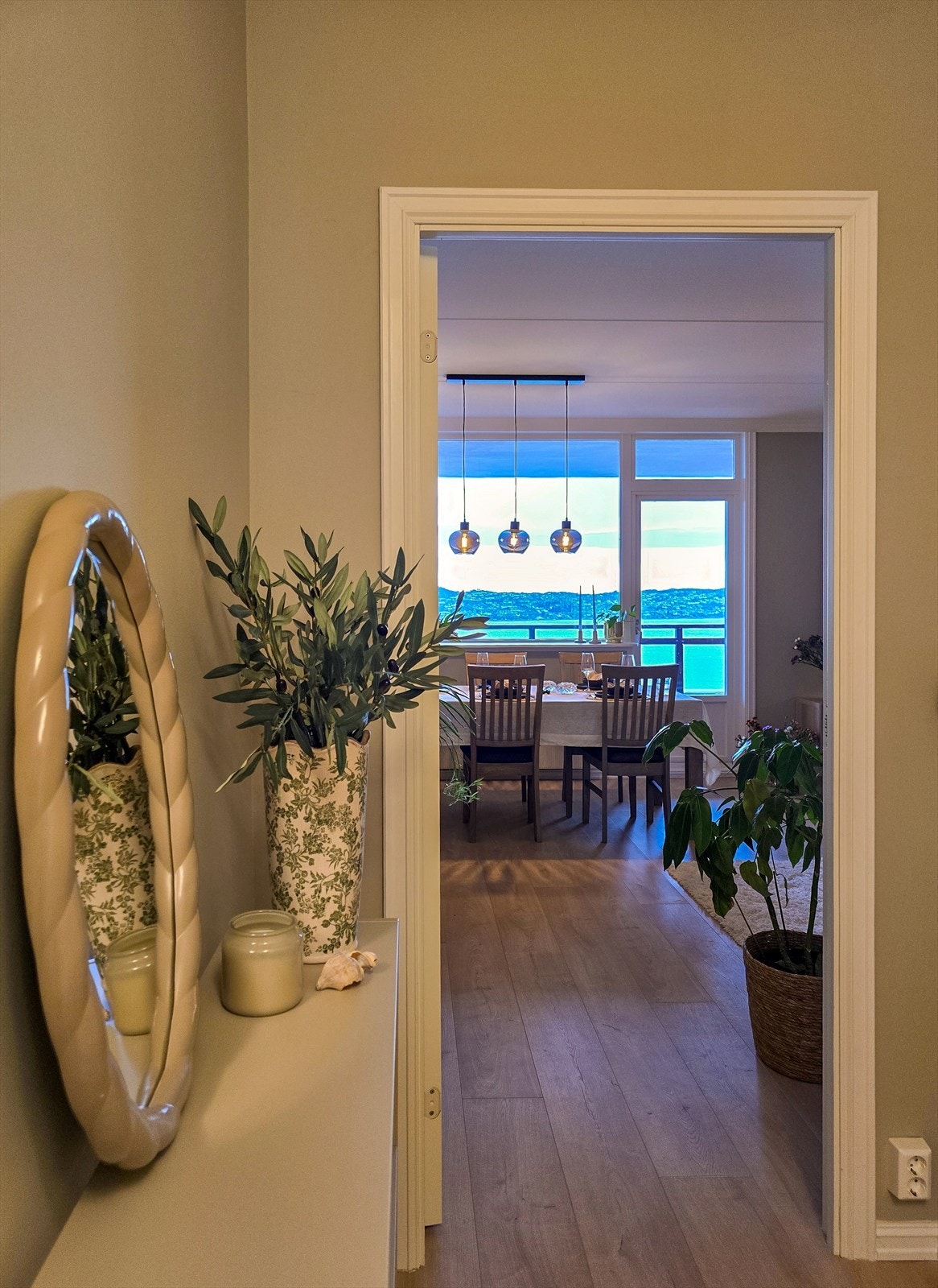 Leiligheten ble omfattende oppgradert i 2025 med nye laminatgulv, malte overflater og modernisert elektrisk utstyr. Galleribilde