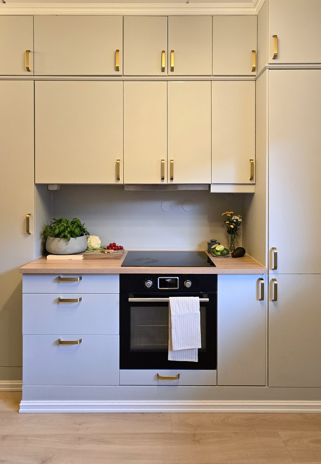 Kjøkkenet fremstår moderne og gjennomført med slette fronter og integrerte hvitevarer. Galleribilde