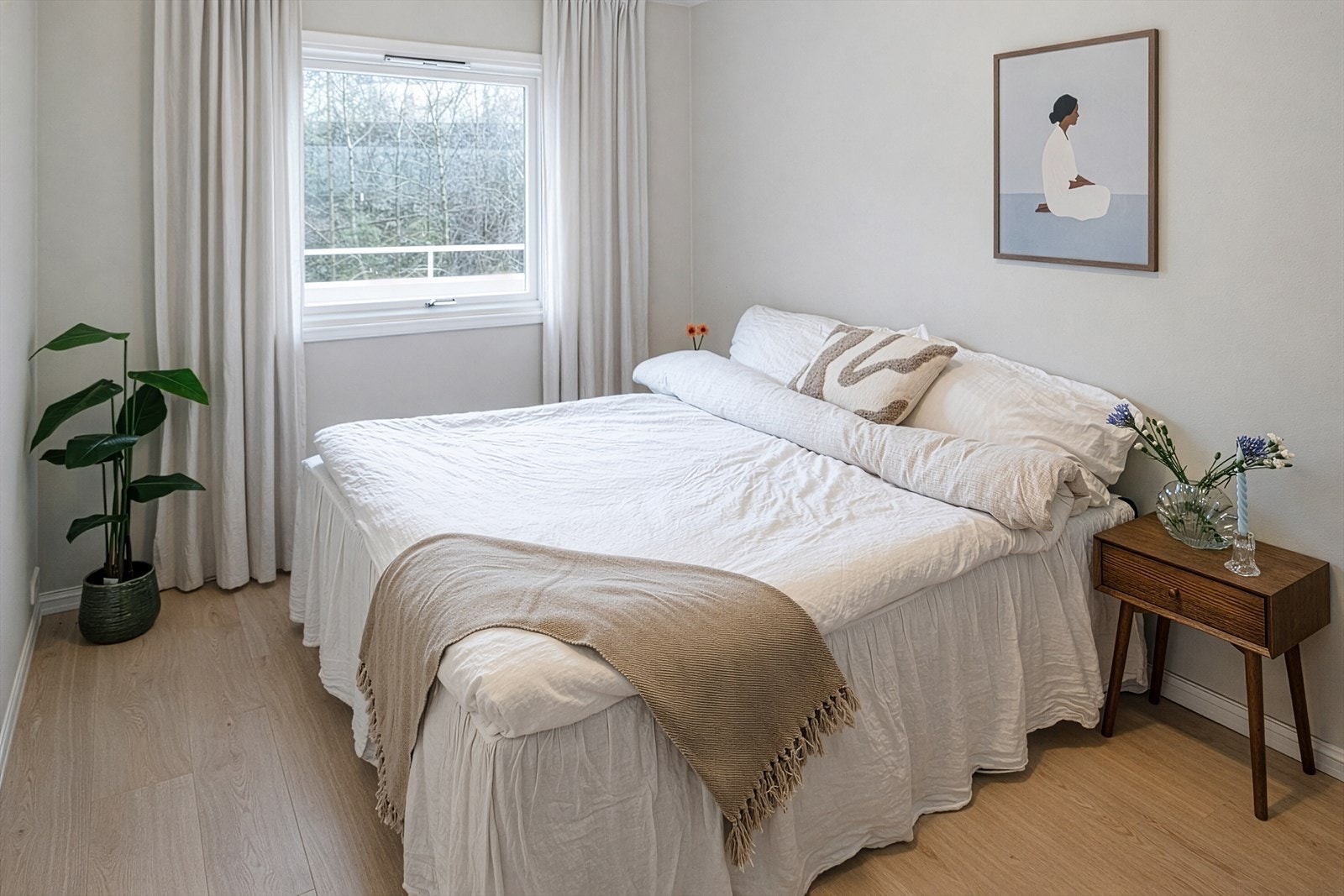 Soverommet på 12,7 m² har en svært god størrelse og gir plass til dobbeltseng, nattbord og ekstra møbler. Et komfortabelt rom med god romfølelse. Galleribilde