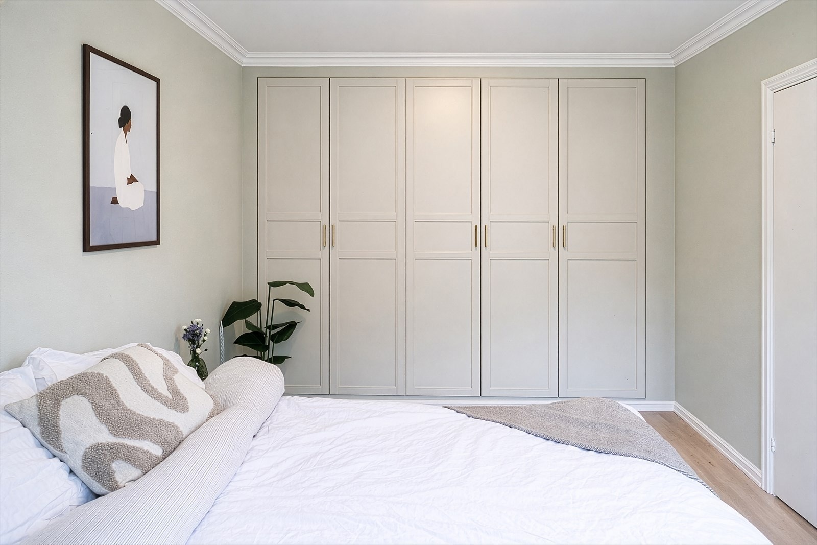 Her får du et soverom som virkelig imponerer med ekstremt gode garderobeløsninger og rikelig skapplass. Galleribilde