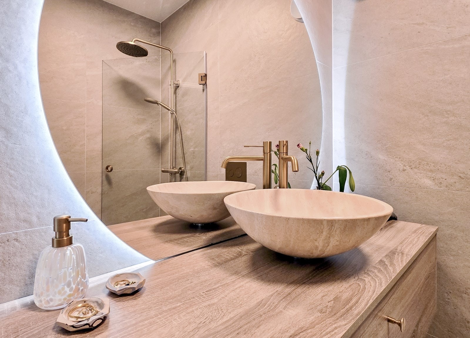 Badet fremstår moderne og stilrent etter oppgradering, med flislagte overflater og et gjennomført uttrykk. Galleribilde