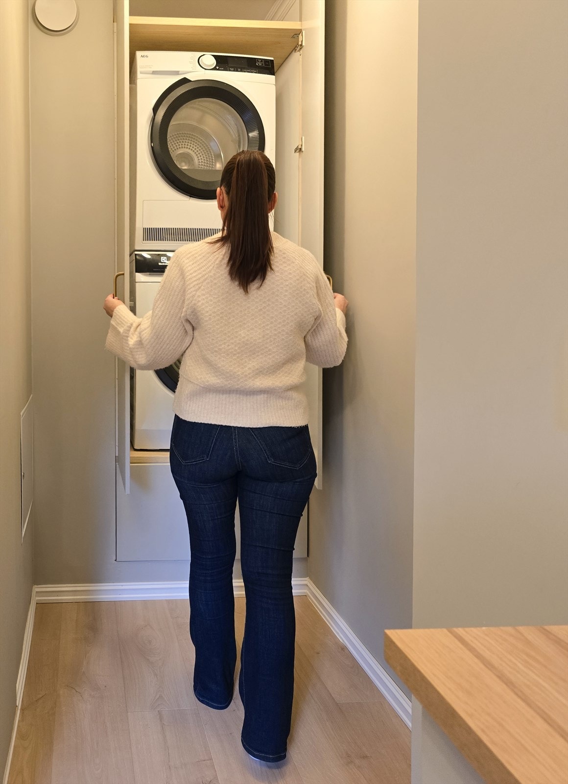 Det er montert opplegg for vaskemaskin og tørketrommel på kjøkkenet. En praktisk løsning som frigjør plass på badet. Galleribilde