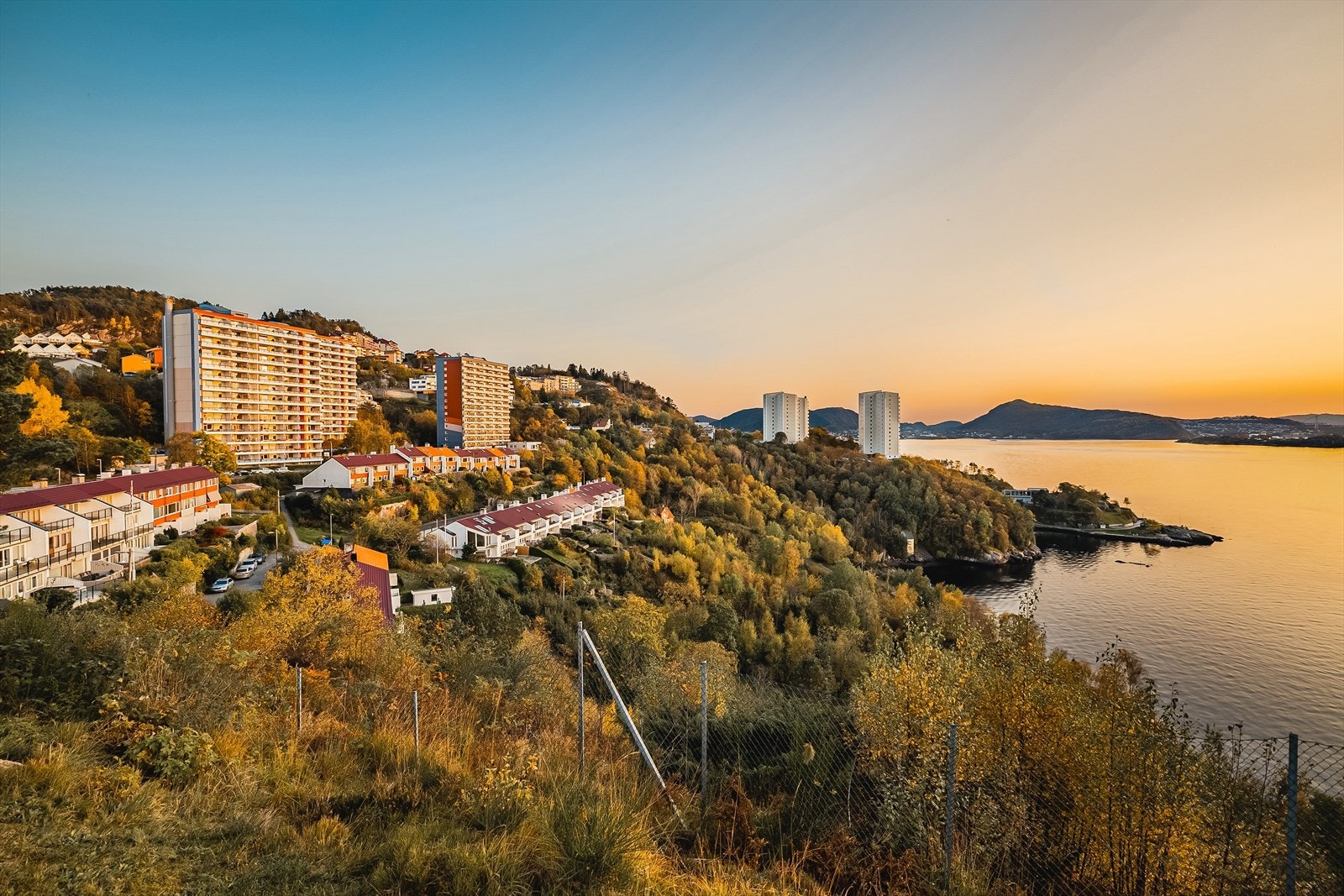 Dette er et fantastisk område å bo i. Man har umiddelbar tilknytting til badeplass, friluftsområde, tur- og rekreasjon. Galleribilde