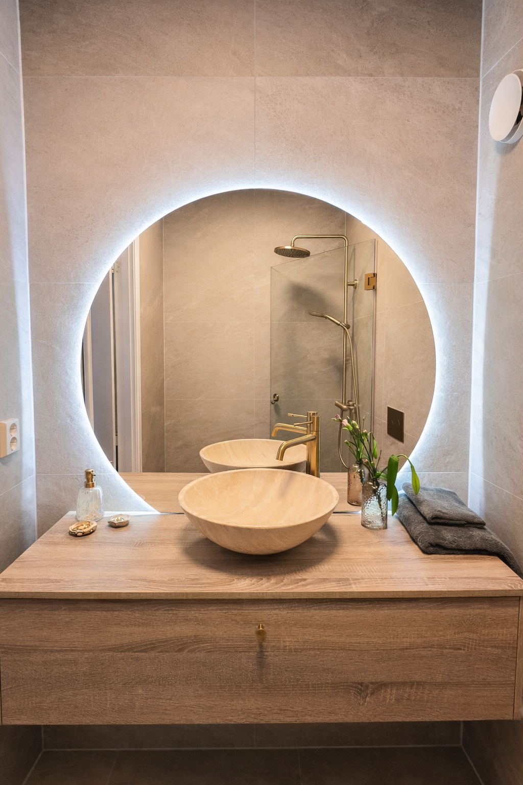 Her får du et bad som kombinerer funksjonalitet og komfort, med varmekabler i gulv som gir en lun og behagelig følelse året rundt, en liten luksus i hverdagen. Galleribilde