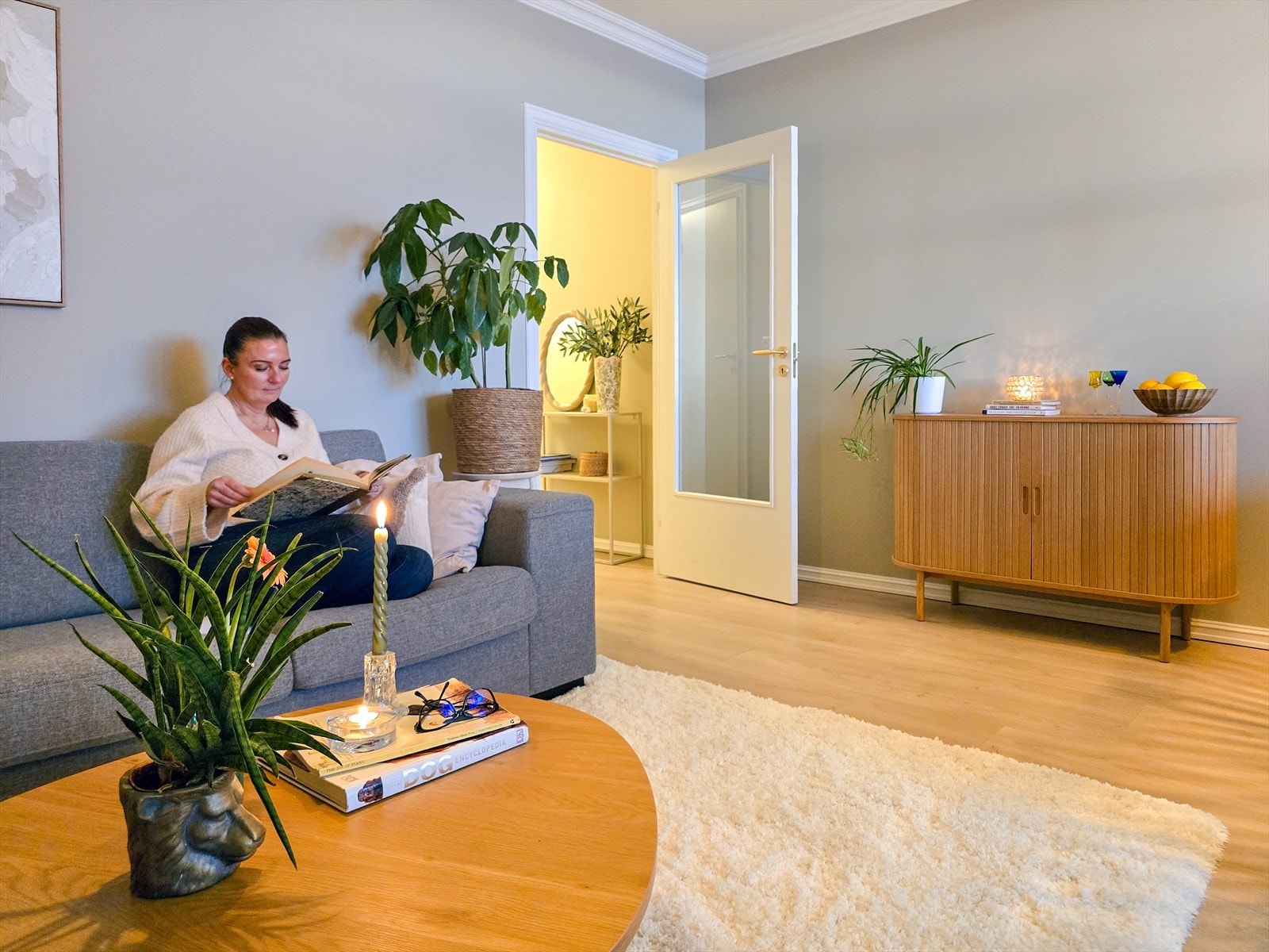 Leiligheten ble betydelig oppgradert i 2025, med et moderne og helhetlig uttrykk. Det er blant annet lagt nye laminatgulv i oppholdsrom, sparklet og malt veggflater, samt malt himlinger. Galleribilde